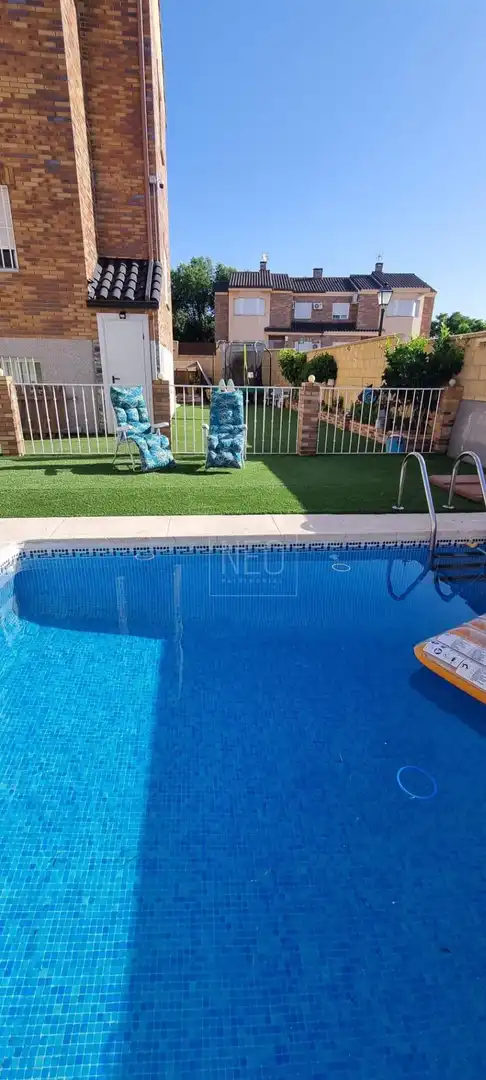 Piscina de Casa adosada en venta en Ugena con Aire acondicionado, Calefacción y Terraza