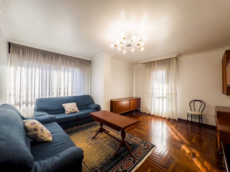 Sala d'estar de Pis de lloguer en Vigo  amb Calefacció, Jardí privat i Parquet