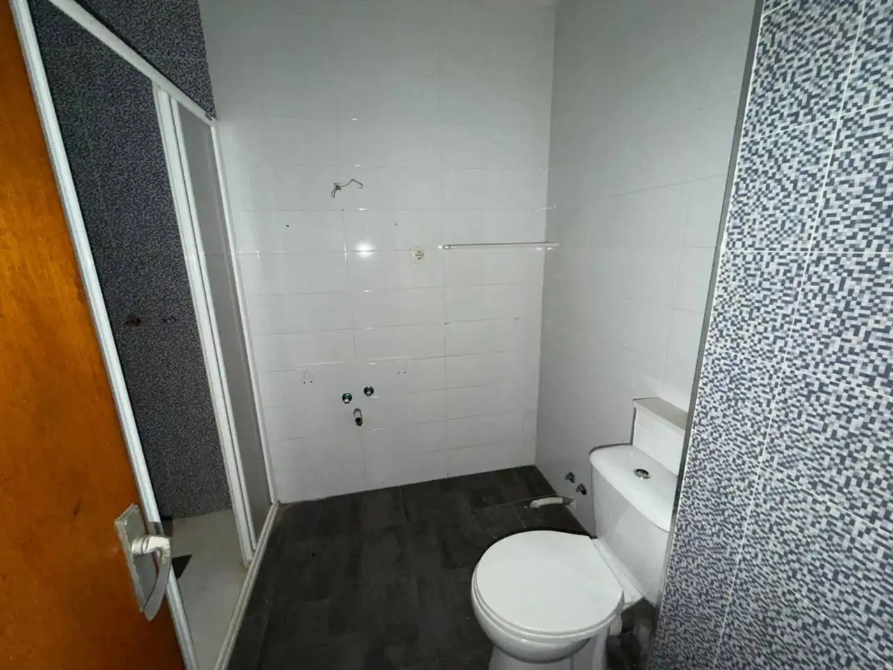 Baño de Piso en venta en Ayora con Balcón