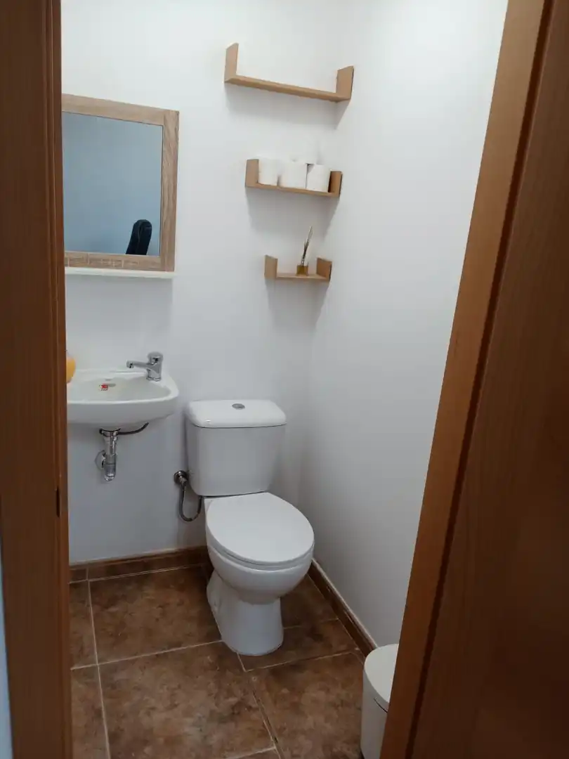 Baño de Oficina de alquiler en Mengíbar con Amueblado