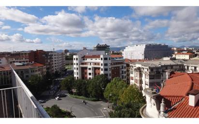 Außenansicht von Wohnung zum verkauf in  Pamplona / Iruña mit Terrasse und Balkon