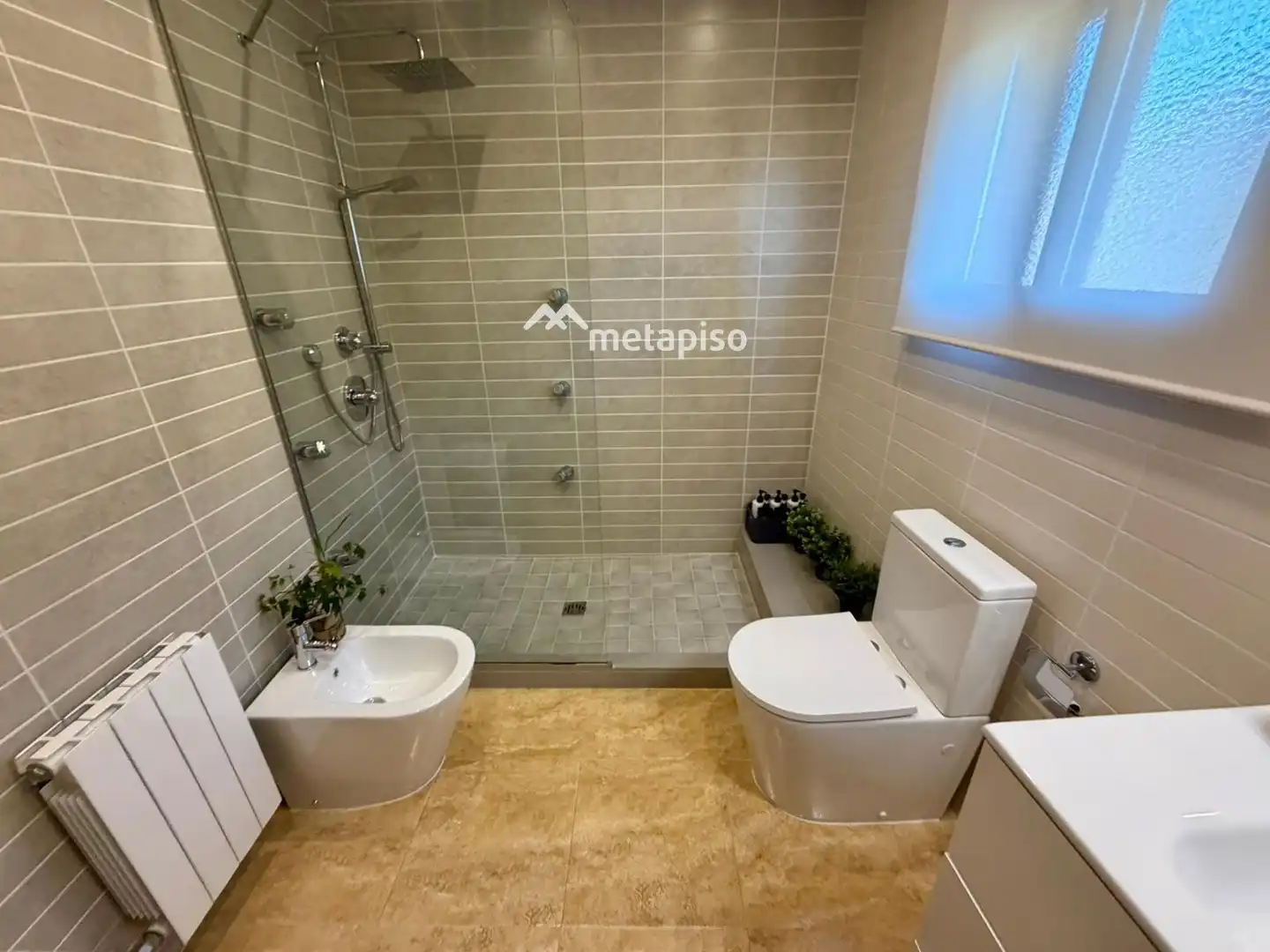 Baño de Casa adosada en venta en Santa Margarida I Els Monjos con Aire acondicionado, Calefacción y Terraza