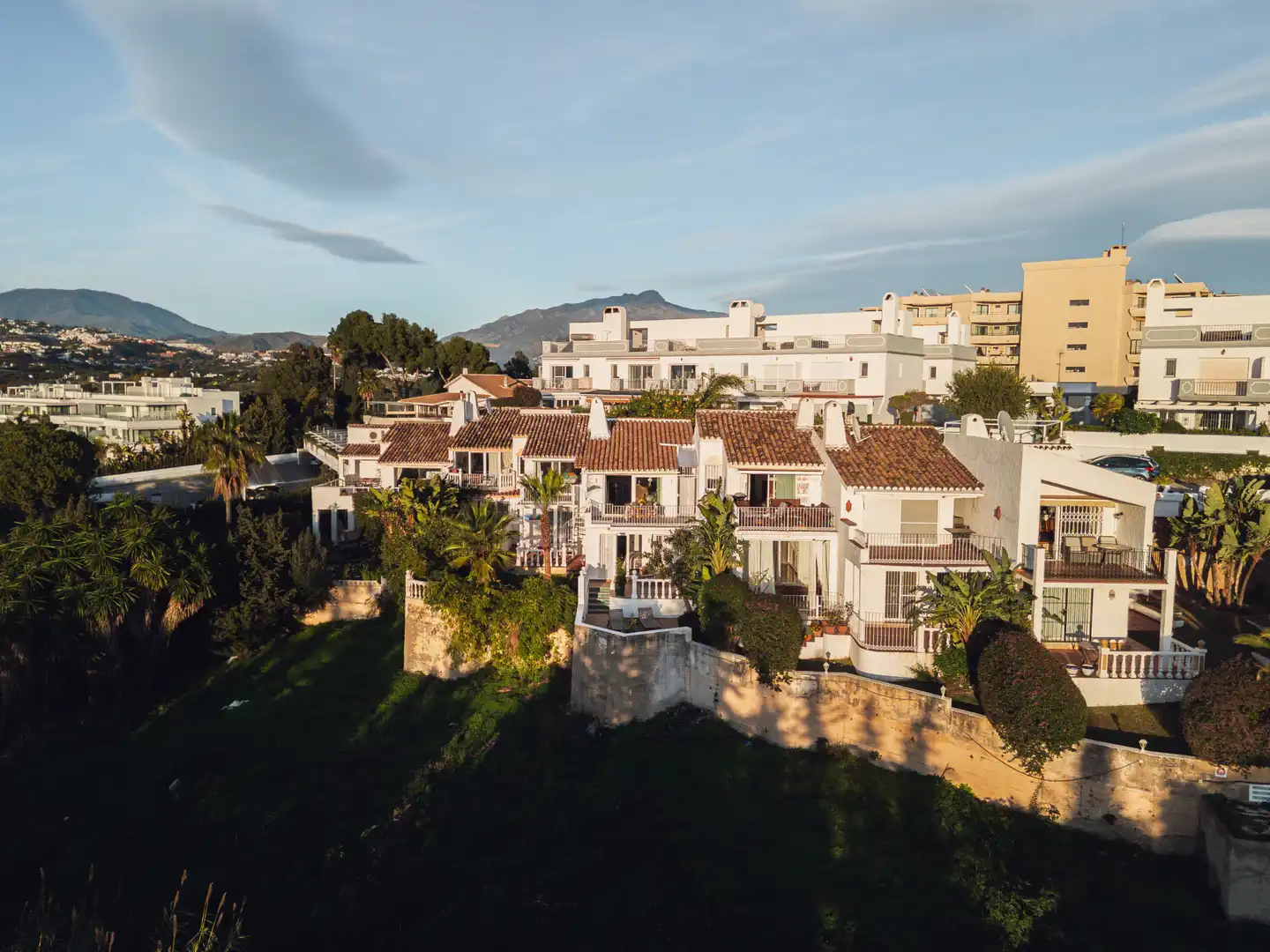 Vista exterior de Casa adosada en venda en Estepona amb Aire condicionat, Jardí privat i Terrassa