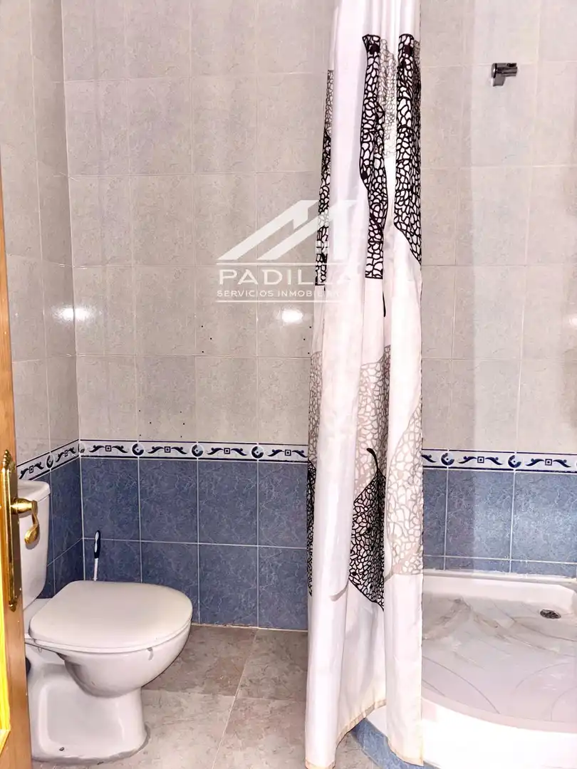 Bany de Casa adosada en venda en Chozas de Canales amb Aire condicionat, Calefacció i Terrassa
