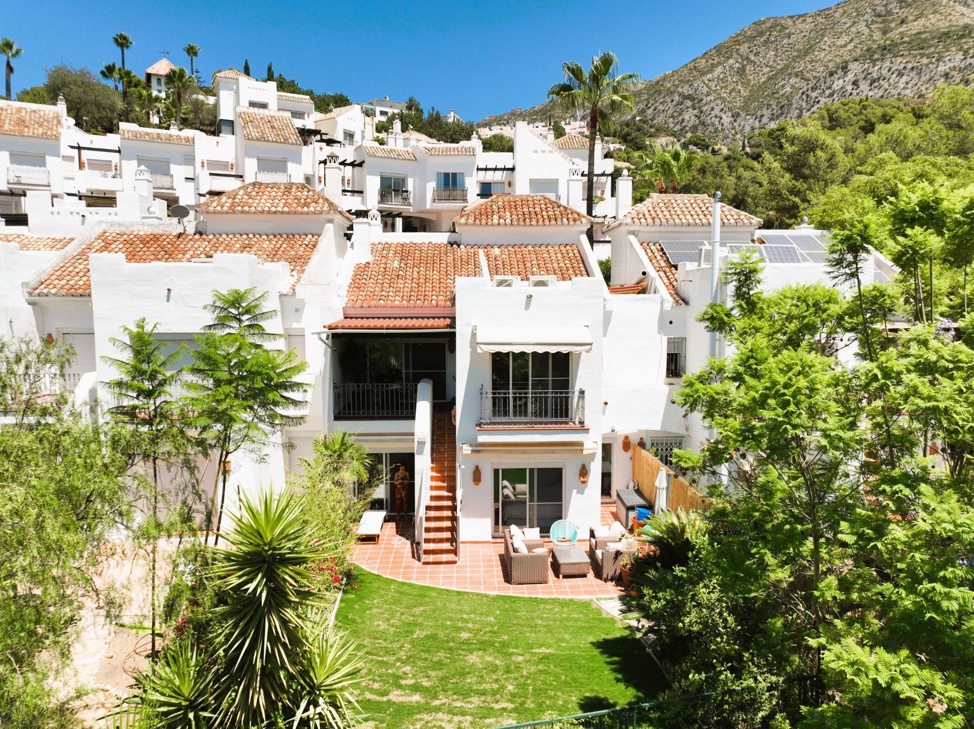Vista exterior de Casa adosada en venda en Istán amb Jardí privat, Terrassa i Piscina comunitària