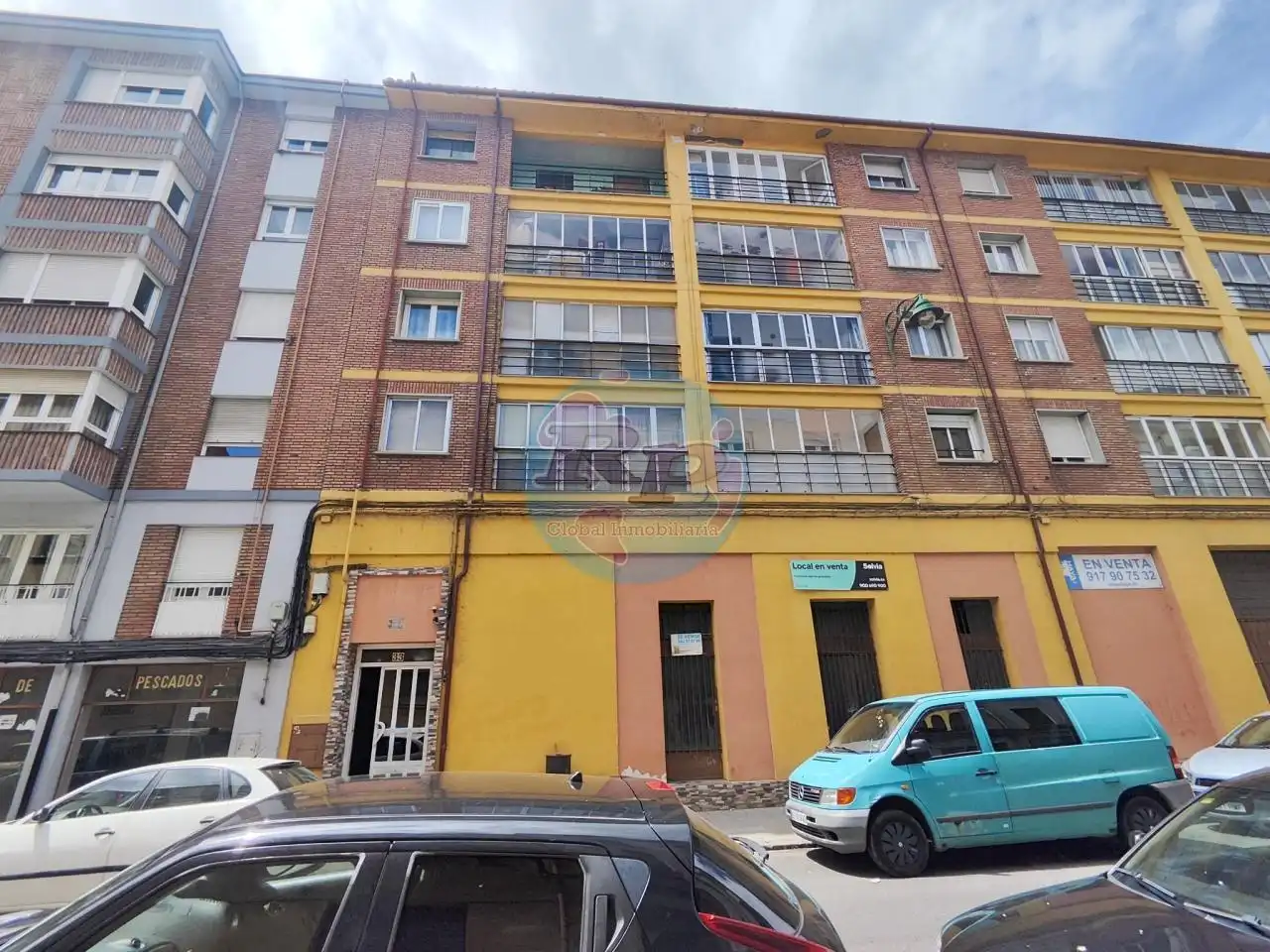 Vista exterior de Piso en venta en León Capital  con Trastero