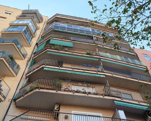 Piso en Venta en Av Meridiana en El Camp de l'Arpa del Clot