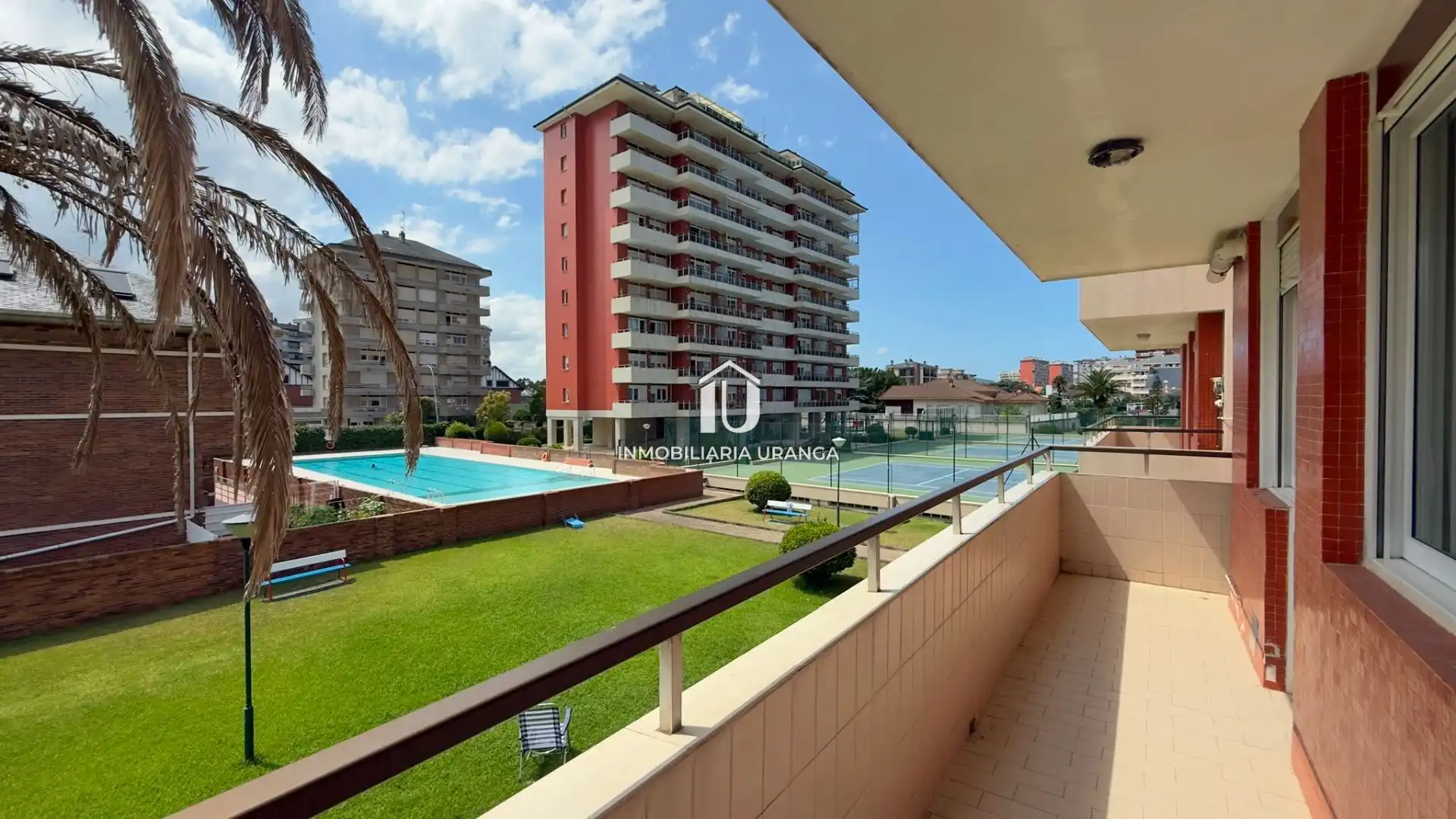 Vista exterior de Piso en venta en Laredo con Calefacción, Terraza y Piscina comunitaria