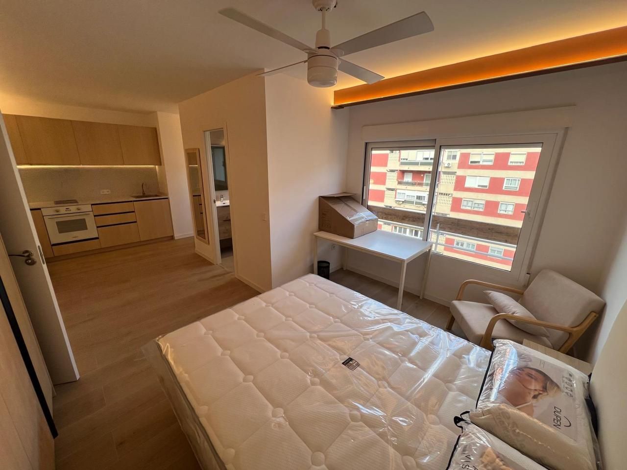 Habitación de Estudio de alquiler en  Valencia Capital con Aire acondicionado, Amueblado y Balcón