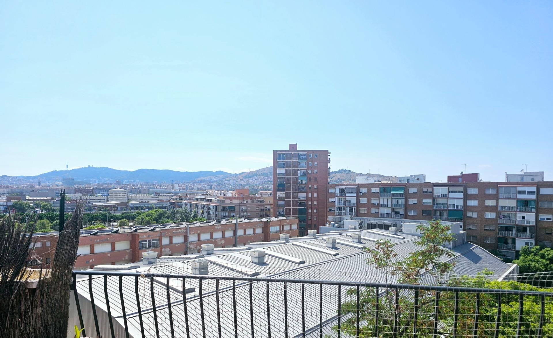 Vista exterior de Àtic en venda en Santa Coloma de Gramenet amb Aire condicionat, Calefacció i Terrassa