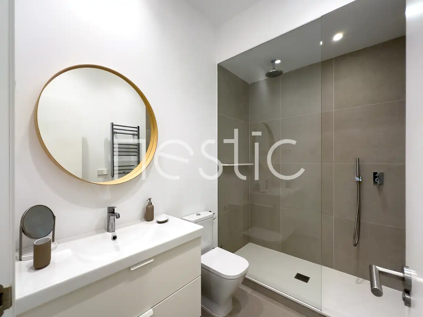 Baño de Apartamento de alquiler en Madrid con Aire acondicionado, Calefacción y Amueblado