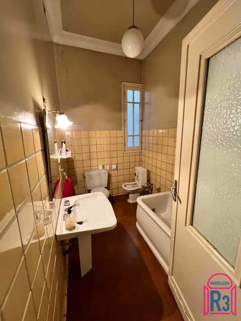 Baño de Piso en venta en León Capital  con Calefacción y Trastero