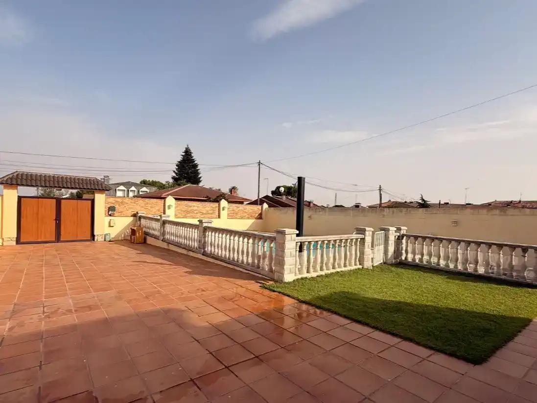 Terrassa de Casa o xalet en venda en Villa del Prado amb Aire condicionat, Jardí privat i Traster