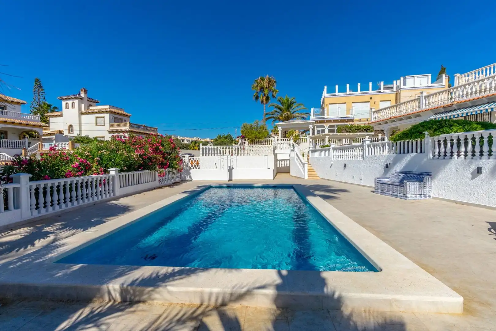 Piscina de Casa o xalet en venda en Orihuela amb Aire condicionat, Jardí privat i Terrassa