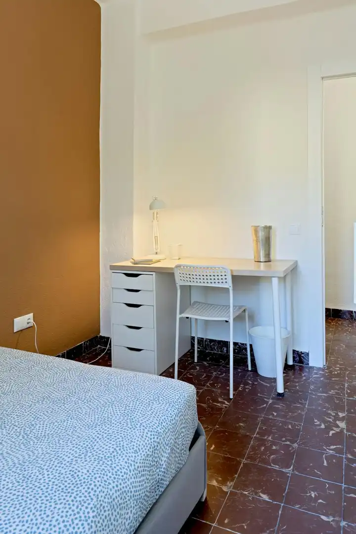Schlafzimmer von Wohnung zur untervermieten in Valencia mit Möbliert, Waschmaschine und Fernseher