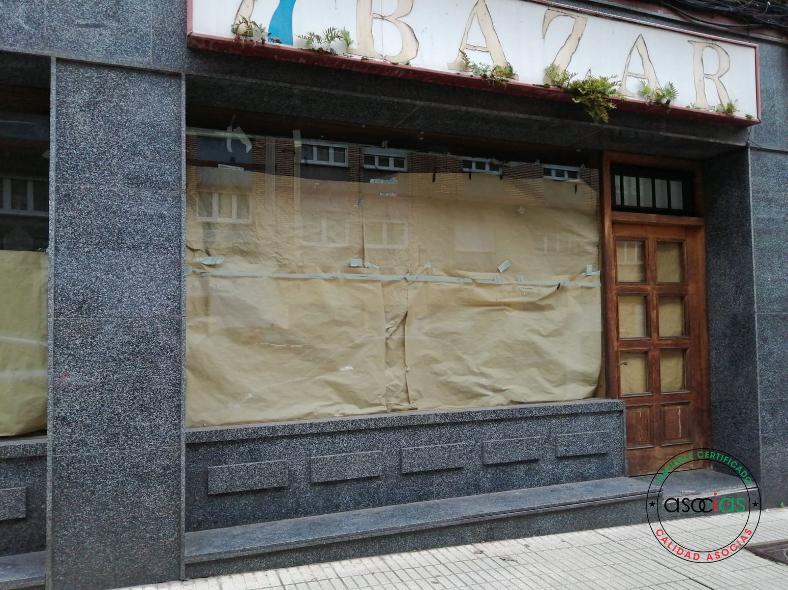 Vista exterior de Local en venta en Gijón 