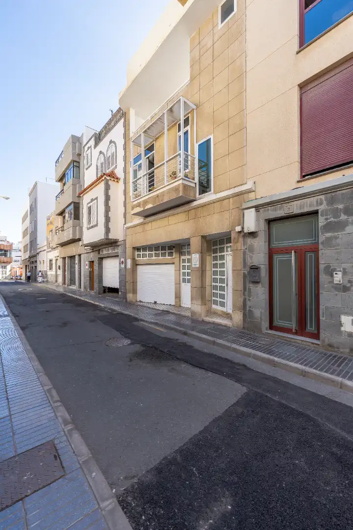 Vista exterior de Casa adosada en venda en Las Palmas de Gran Canaria amb Terrassa, Moblat i Balcó