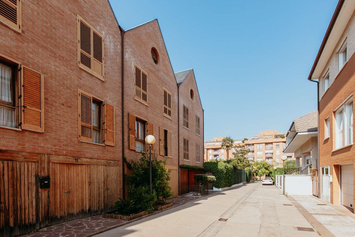 Vista exterior de Casa adosada en venda en  Huesca Capital amb Aire condicionat, Calefacció i Jardí privat
