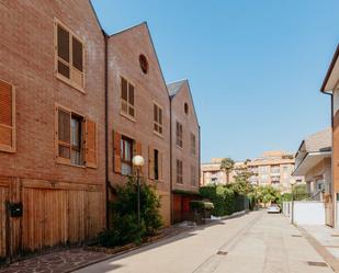 Vista exterior de Casa adosada en venda en  Huesca Capital amb Aire condicionat, Calefacció i Jardí privat