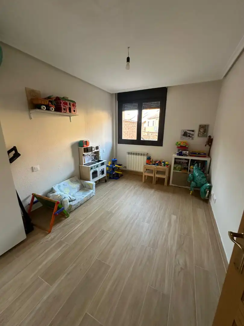 Habitación de Casa adosada en venta en Nájera con Calefacción, Jardín privado y Parquet