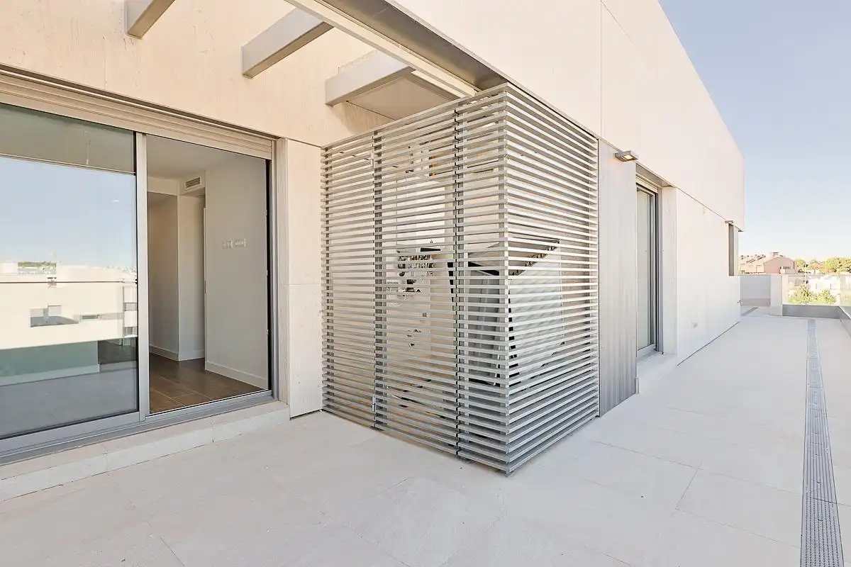 Außenansicht von Dachboden zur Miete in Boadilla del Monte mit Terrasse, Abstellraum und Gemeinschaftspool