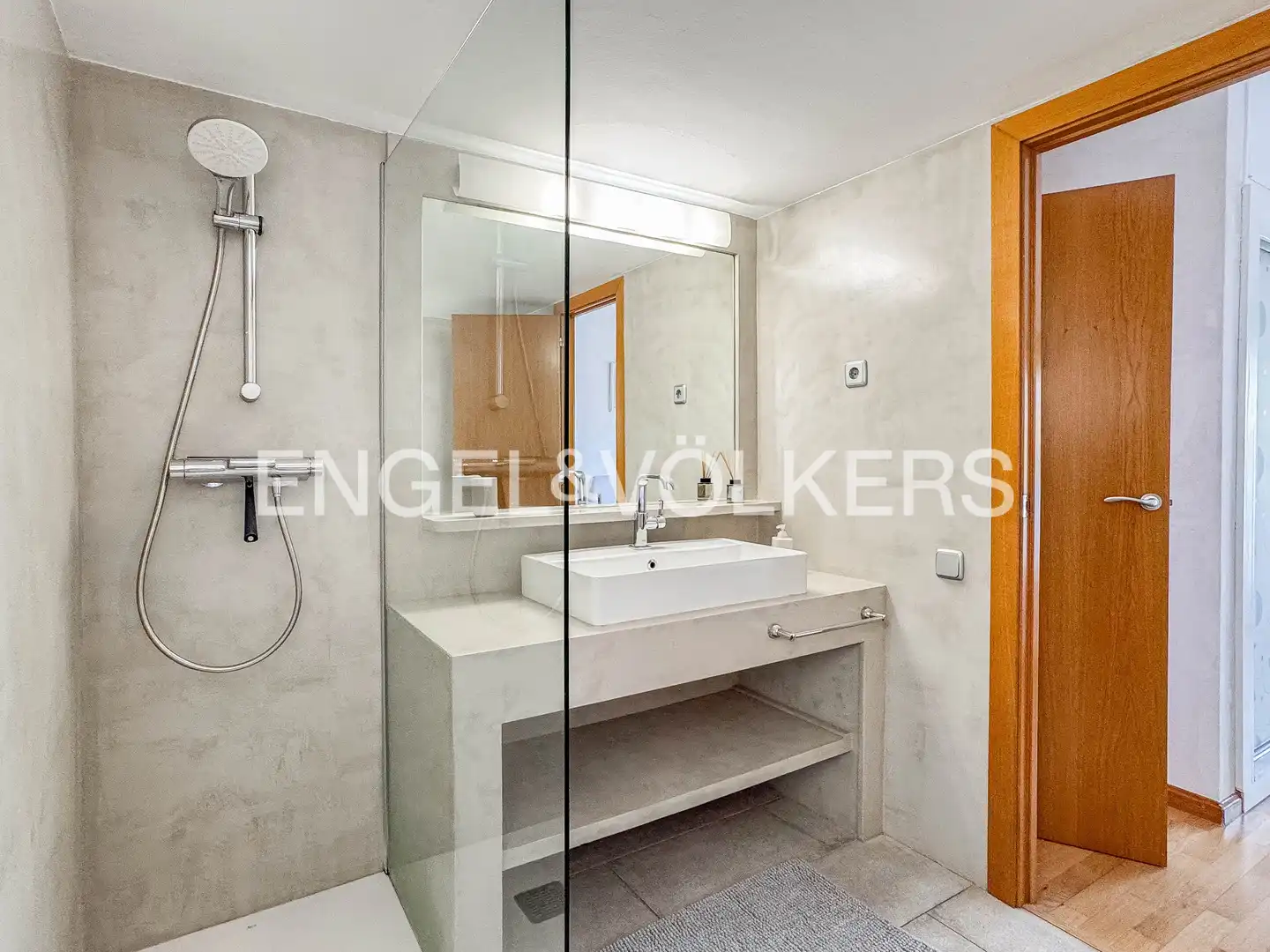 Baño de Ático de alquiler en Barcelona con Aire acondicionado, Calefacción y Parquet
