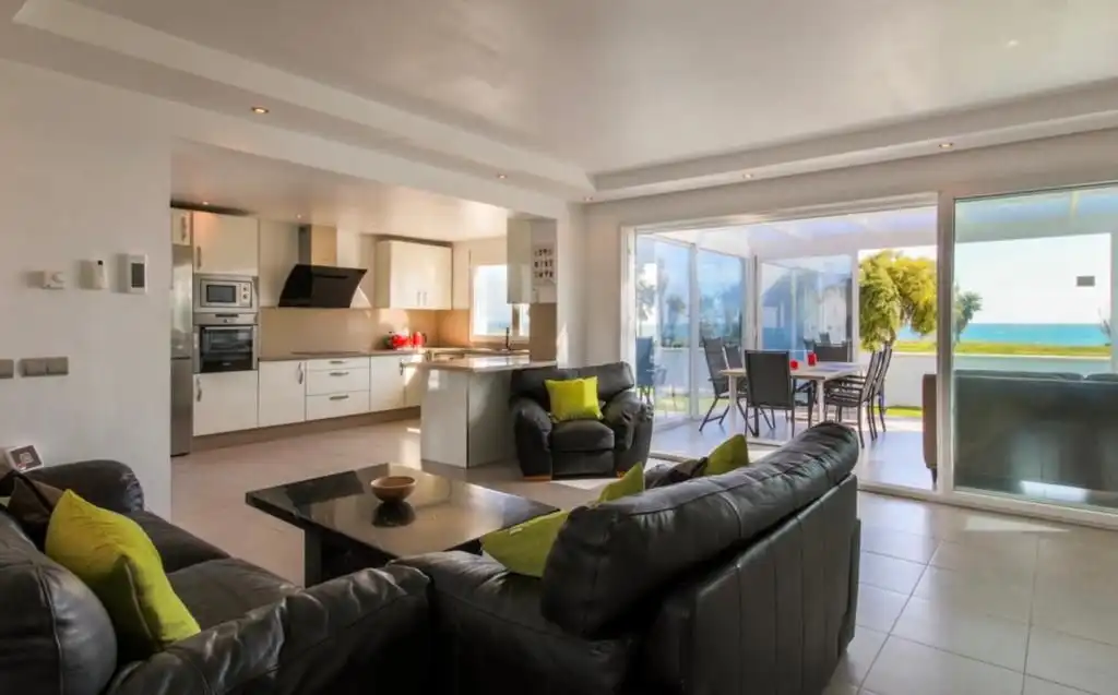 Sala de estar de Casa o chalet de alquiler en Estepona con Aire acondicionado, Jardín privado y Piscina
