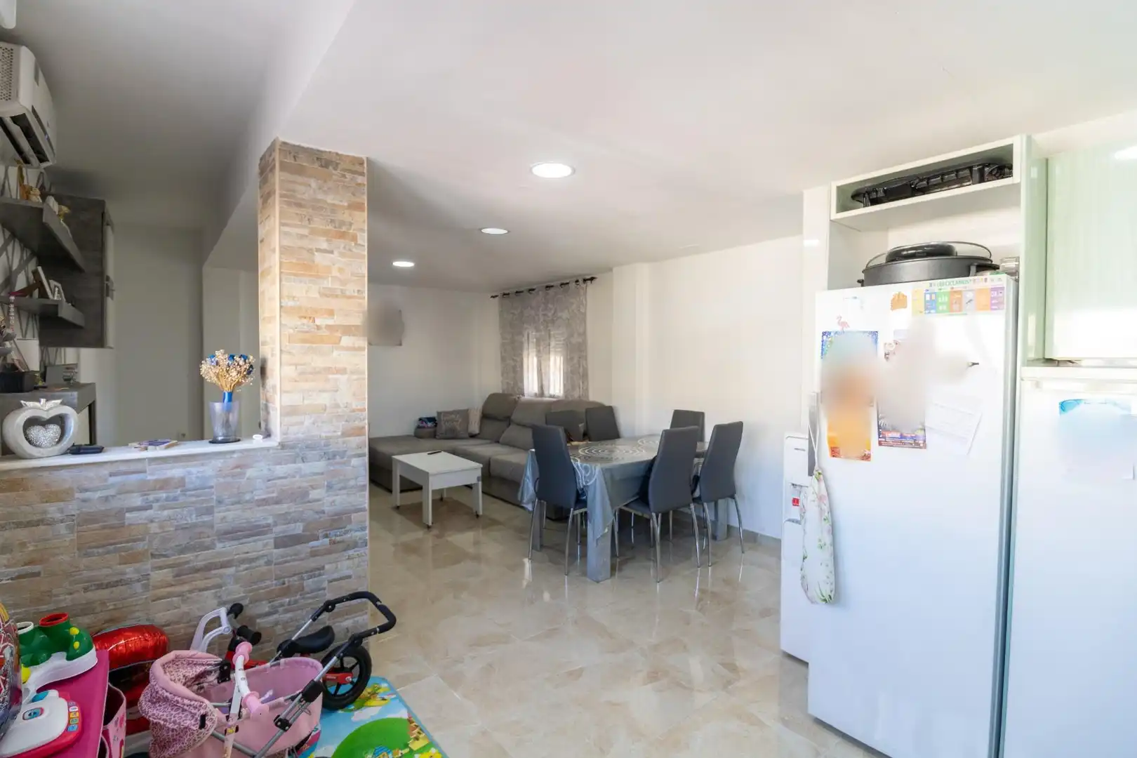 Sala d'estar de Pis en venda en Almería amb Aire condicionat i Moblat