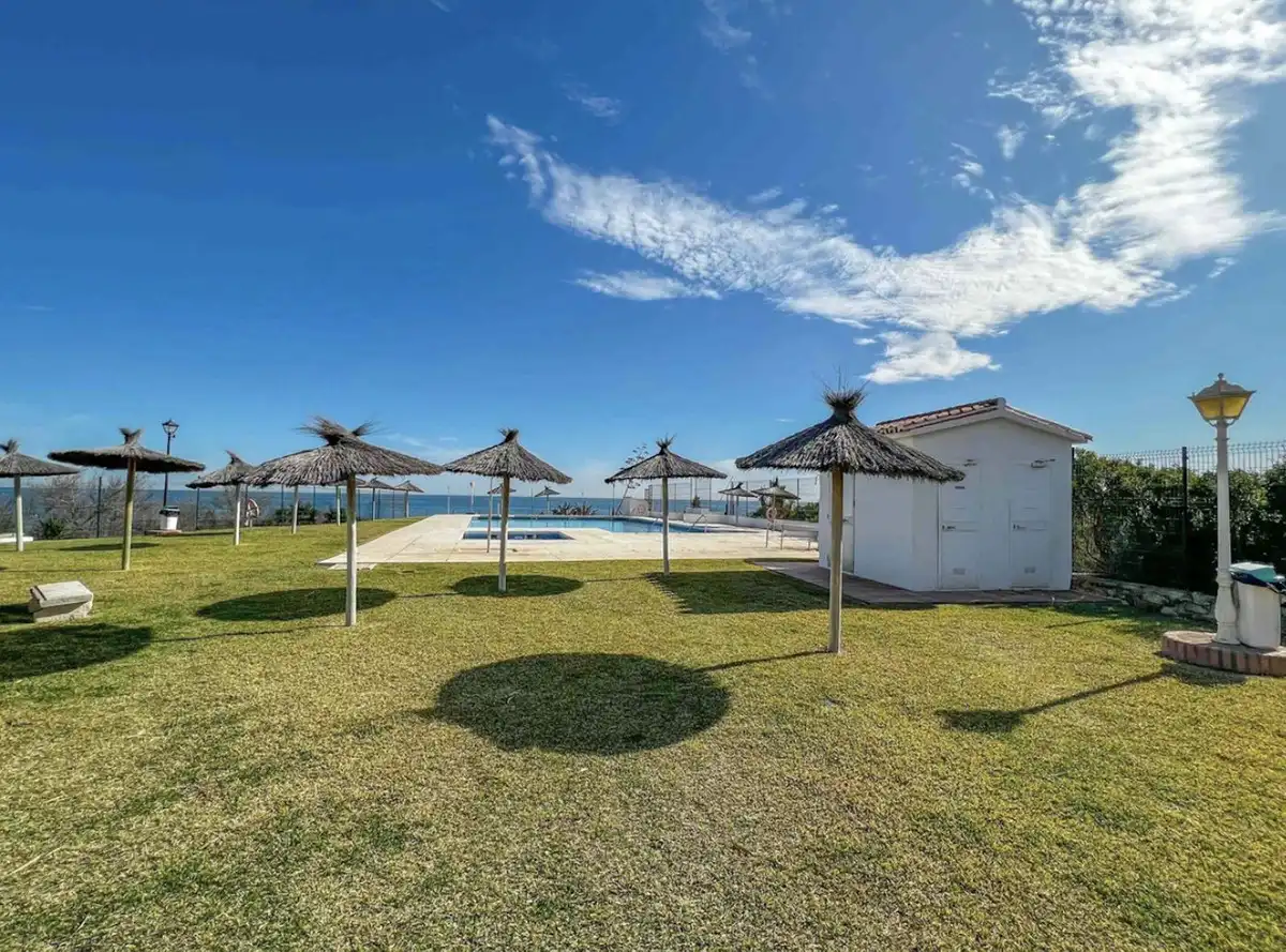 Piscina de Casa adosada en venda en Manilva amb Aire condicionat, Jardí privat i Terrassa