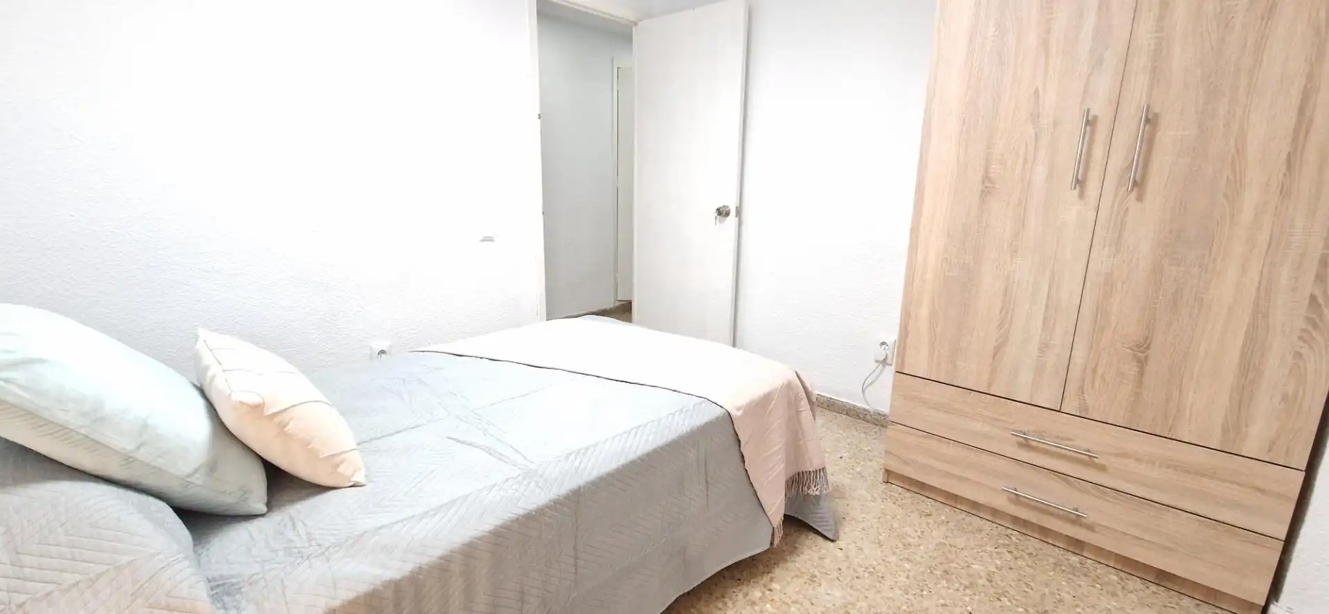 Schlafzimmer von Wohnung zur untervermieten in Córdoba mit Klimaanlage, Abstellraum und Balkon