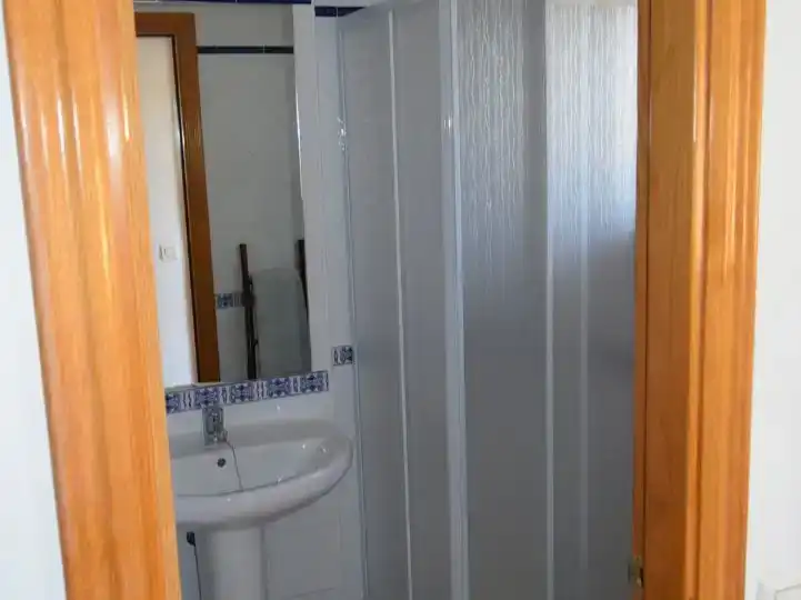 Badezimmer von Wohnung zur Miete in Benalmádena mit Klimaanlage und Schwimmbad