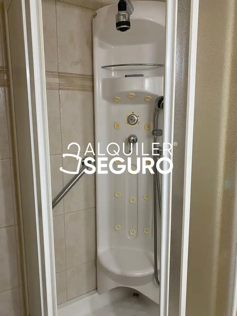 Badezimmer von Wohnung zur Miete in Murcia mit Klimaanlage