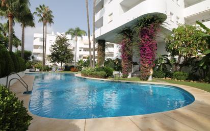 Schwimmbecken von Wohnung zum verkauf in Marbella mit Klimaanlage und Terrasse