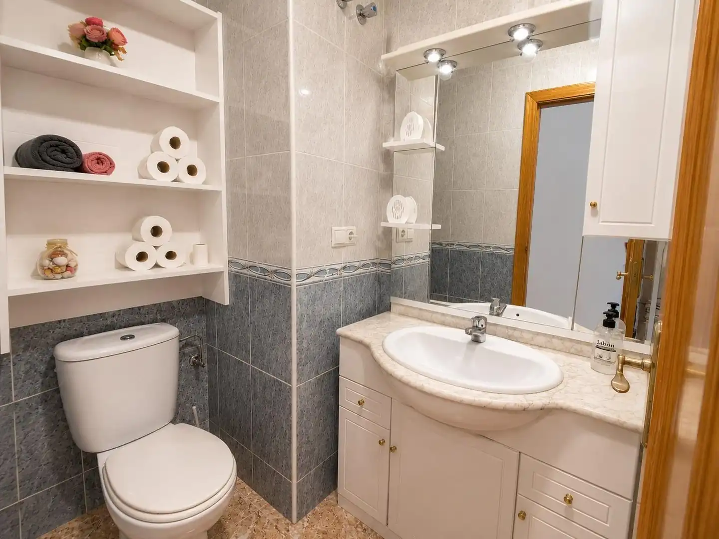 Baño de Apartamento en venta en Torrevieja con Terraza y Amueblado