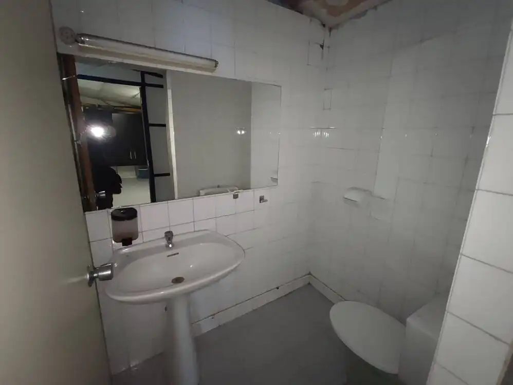 Badezimmer von Fabrikhallen zum Verkauf in Zona Industrial