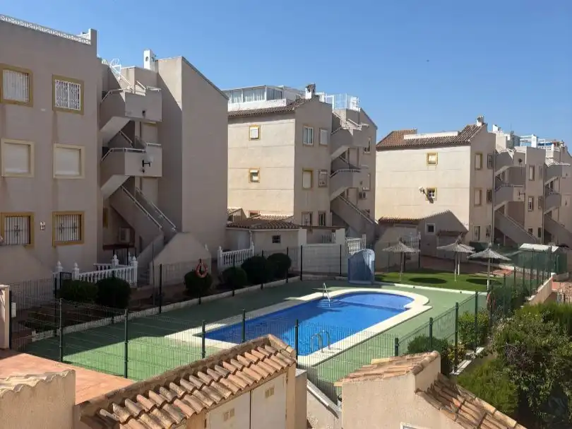 Vista exterior de Pis en venda en Torrevieja amb Terrassa, Piscina i Balcó