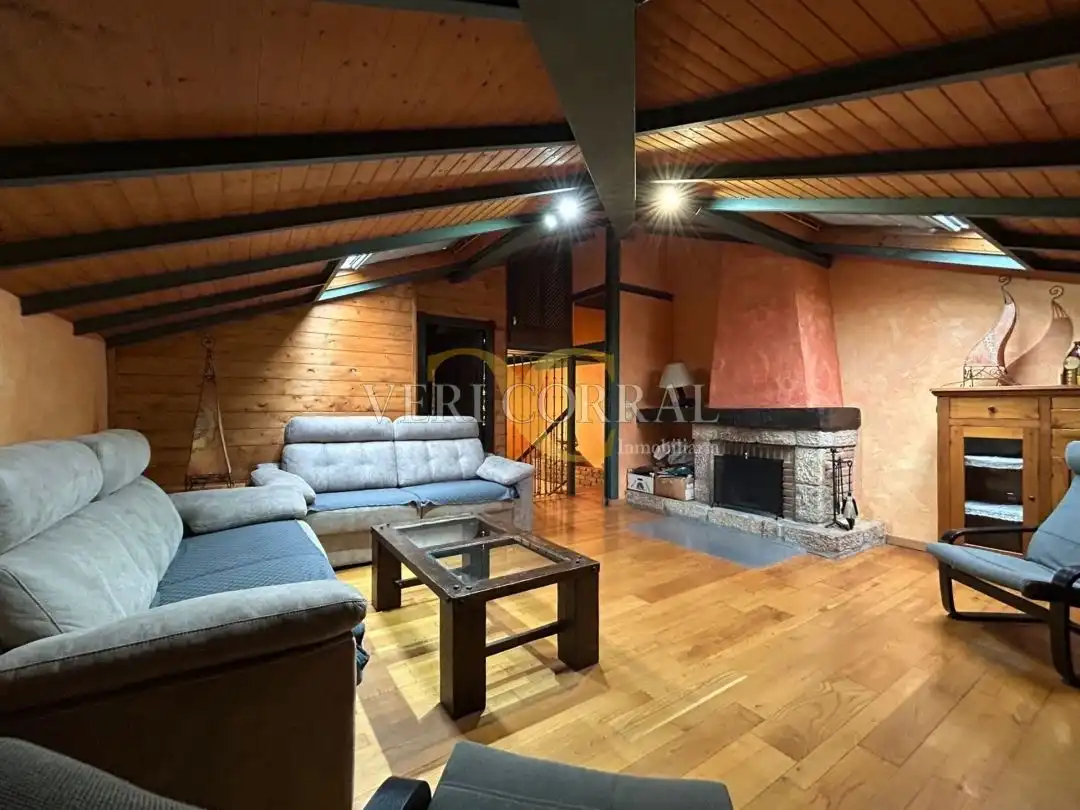 Sala d'estar de Casa adosada en venda en Llanes amb Calefacció i Moblat
