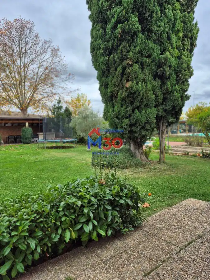 Jardí de Casa o xalet en venda en Miranda de Ebro amb Calefacció i Piscina