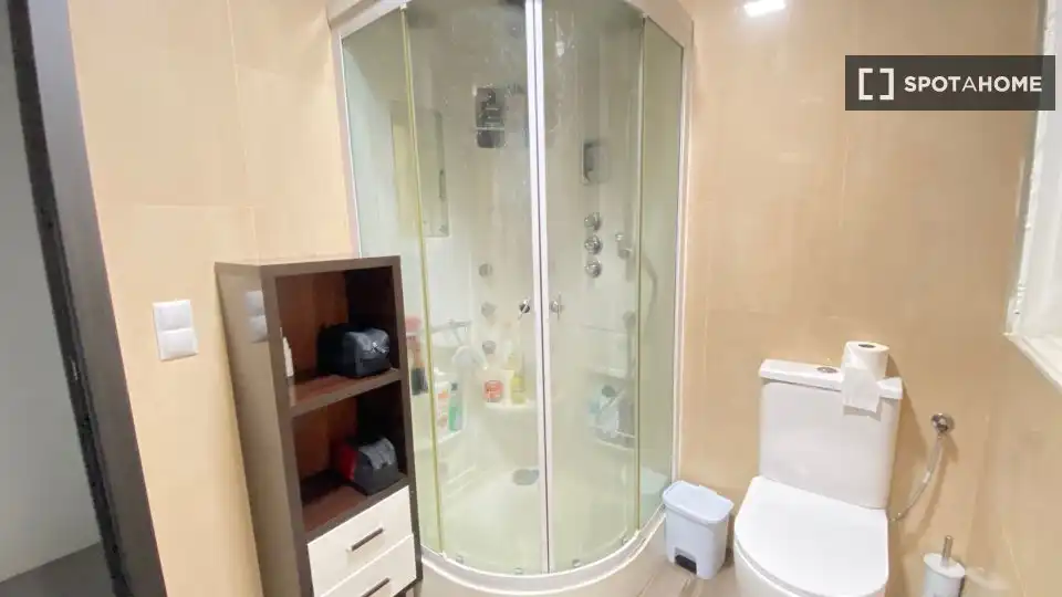 Bathroom of Flat for rent in Madrid  with Air Conditioner, Heating and Furnished