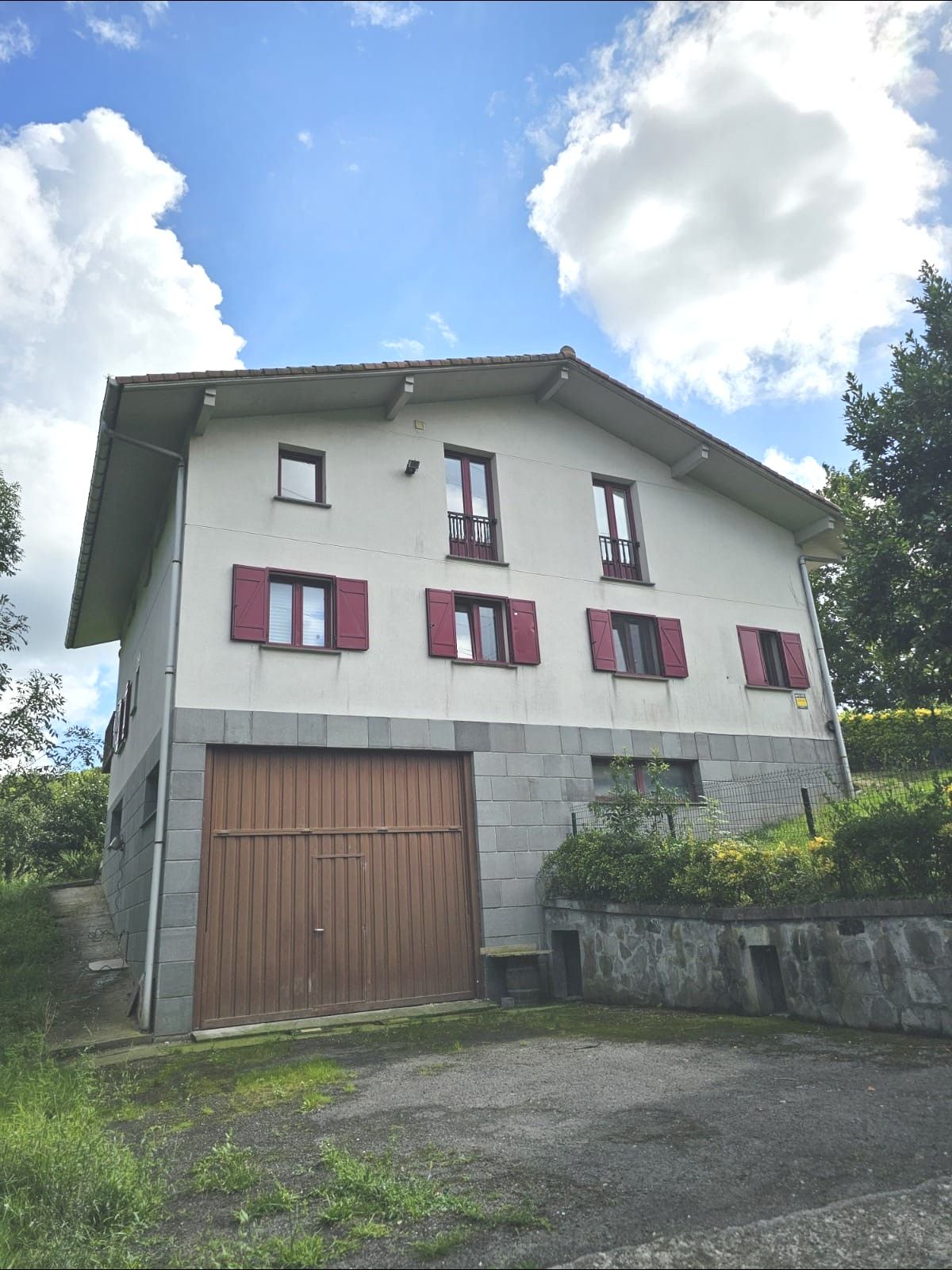 Vista exterior de Casa o xalet en venda en Irun  amb Calefacció, Terrassa i Traster