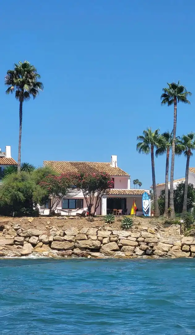Vista exterior de Casa o xalet en venda en Estepona amb Aire condicionat, Jardí privat i Terrassa