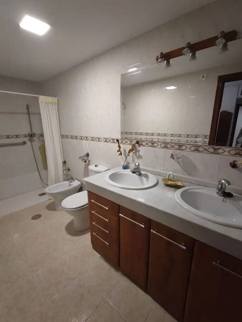 Baño de Piso de alquiler en Sevilla con Aire acondicionado, Calefacción y Horno