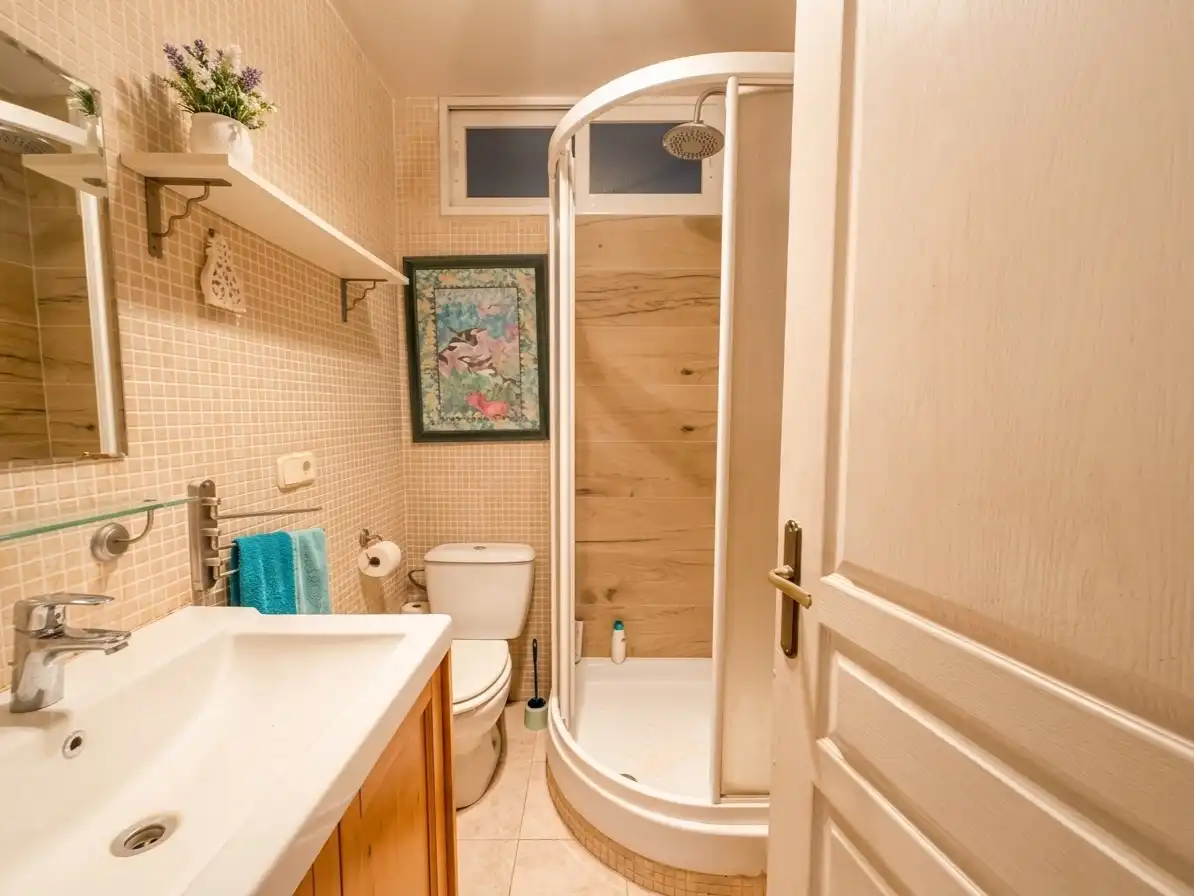 Bathroom of Flat for sale in  Madrid Capital  with Air Conditioner and Terrace