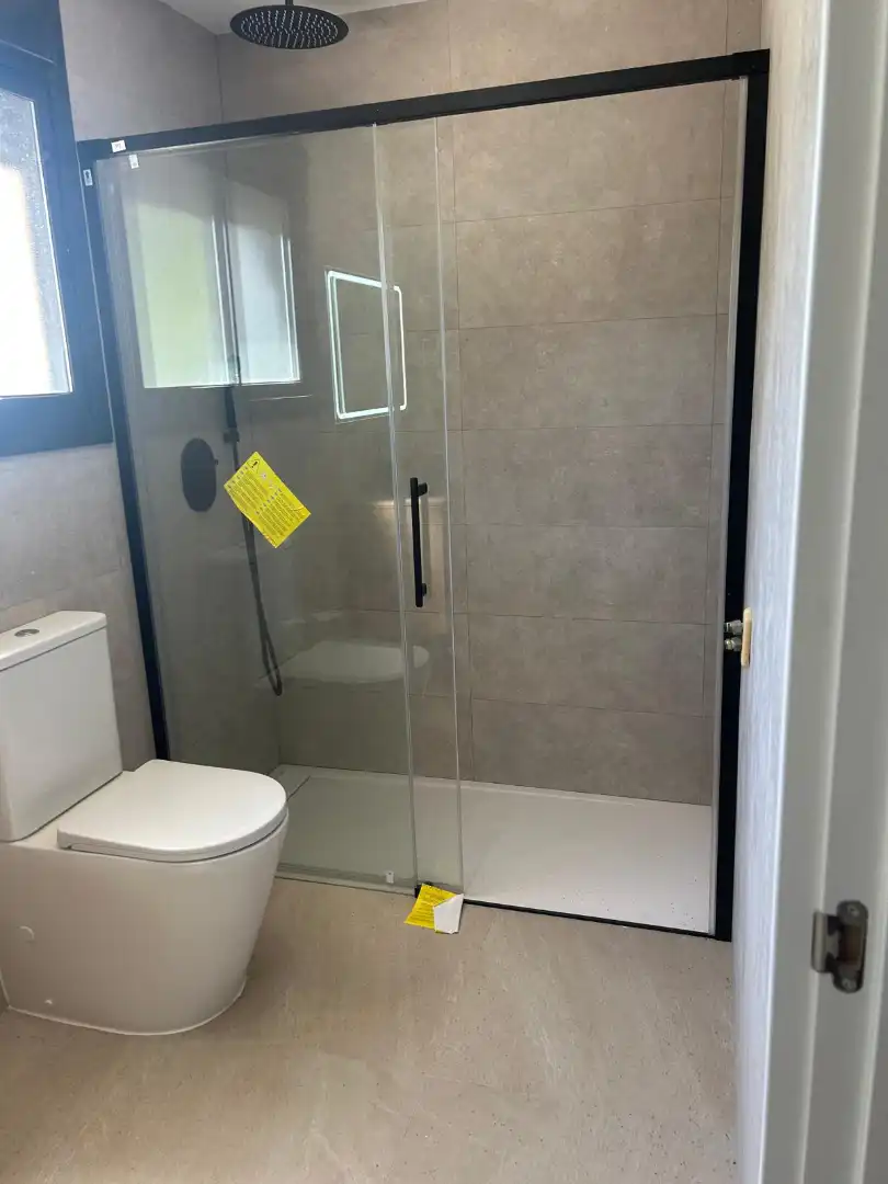 Baño de Casa adosada en venta en Vilanova i la Geltrú con Aire acondicionado, Calefacción y Jardín privado