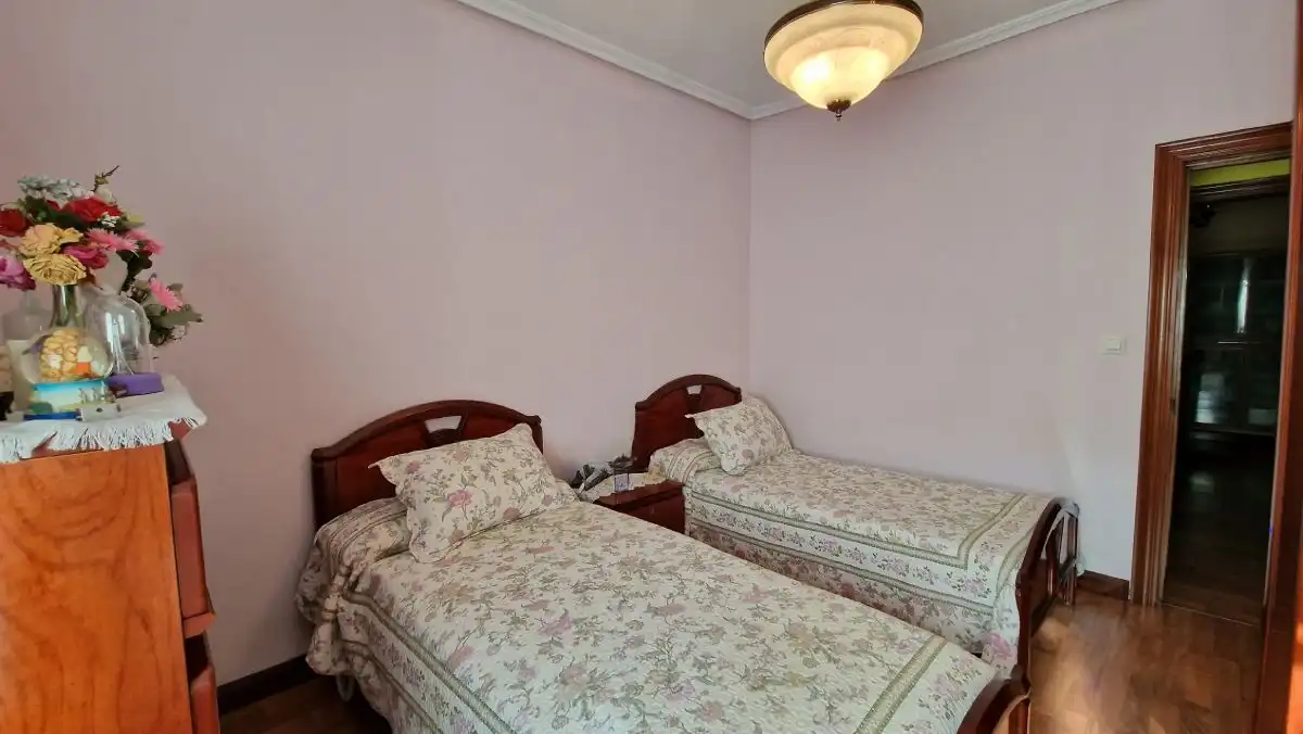 Habitación de Casa o chalet en venta en Torrelavega  con Calefacción, Terraza y Trastero