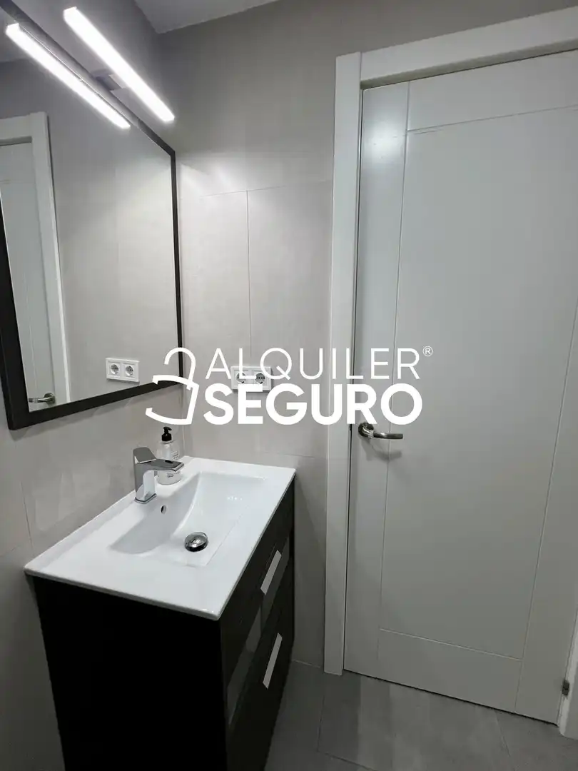 Bathroom of Flat for rent in Madrid  with Air Conditioner, Heating and Furnished