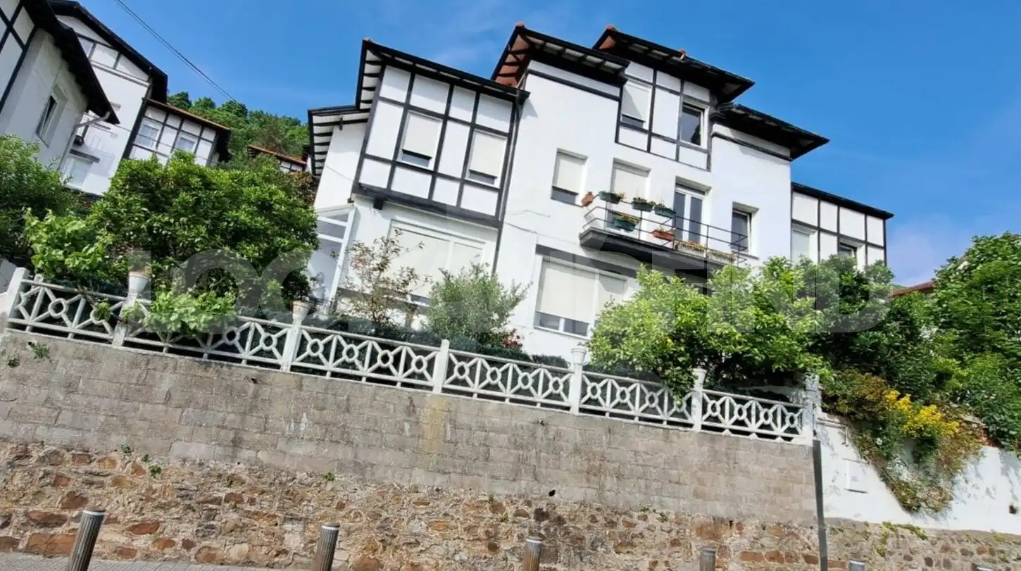 Vista exterior de Casa o xalet en venda en Bilbao  amb Calefacció, Jardí privat i Terrassa