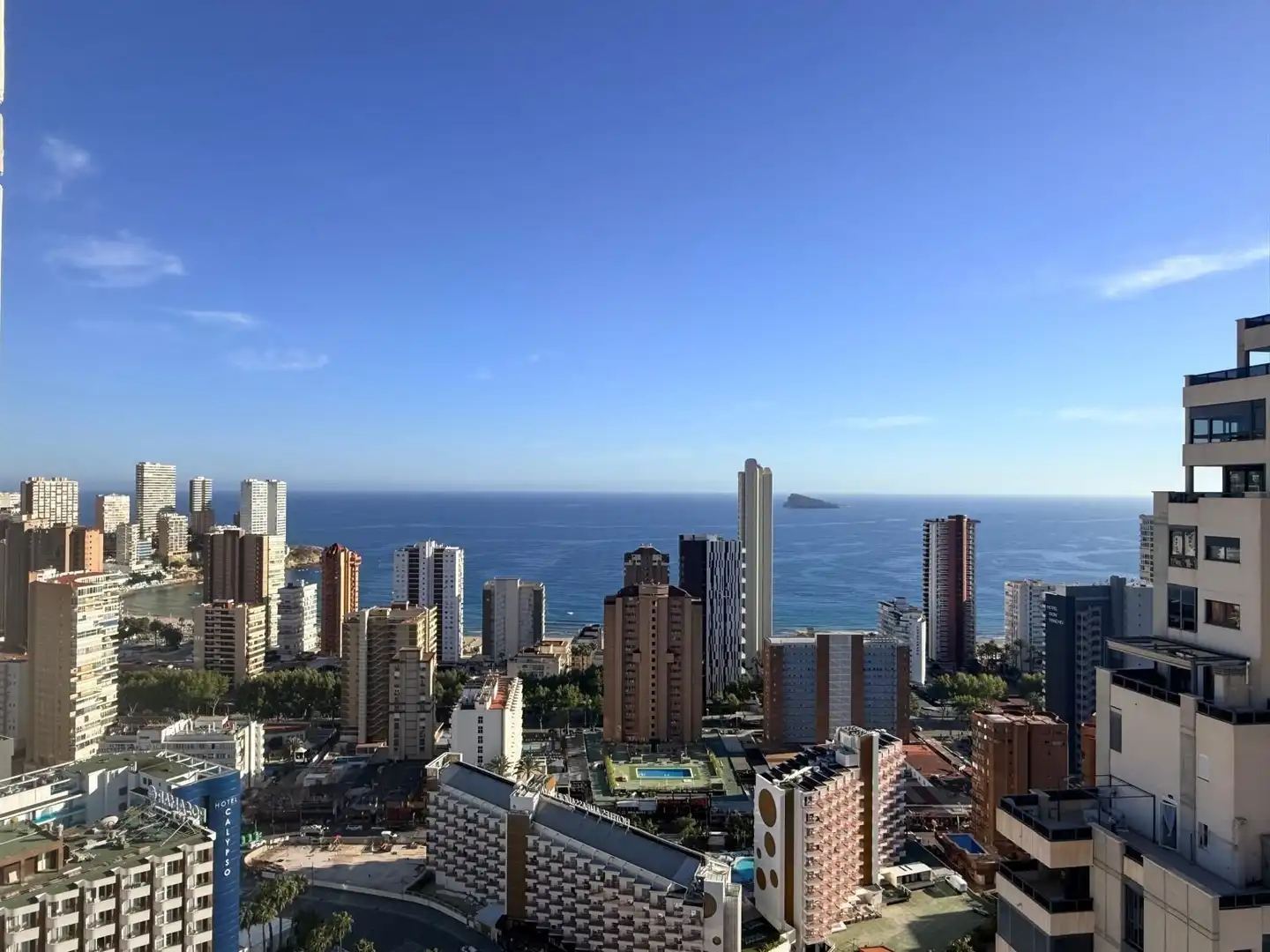 Außenansicht von Dachboden zum Verkauf in Benidorm mit Klimaanlage und Gemeinschaftspool