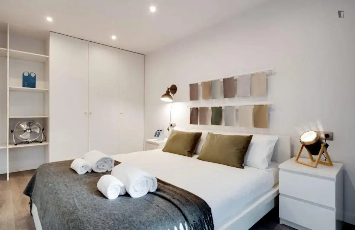 Dormitori de Apartament de lloguer en Barcelona amb Aire condicionat, Calefacció i Moblat