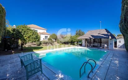 Vista exterior de Casa o xalet en venda en Jerez de la Frontera amb Aire condicionat, Terrassa i Piscina